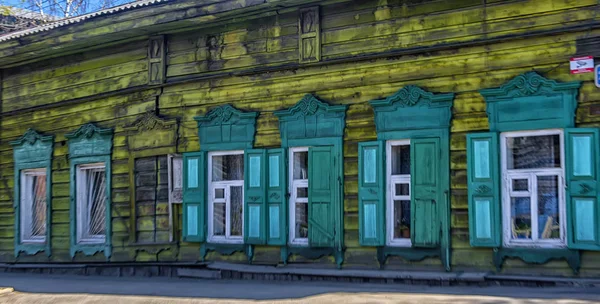 俄罗斯 伊尔库茨克06052018西伯利亚木结构建筑 伊尔库茨克中心街道上的木屋 — 图库照片
