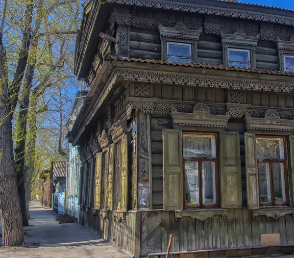 Holzarchitektur Sibiriens. Holzhäuser auf den Straßen in der — Stockfoto