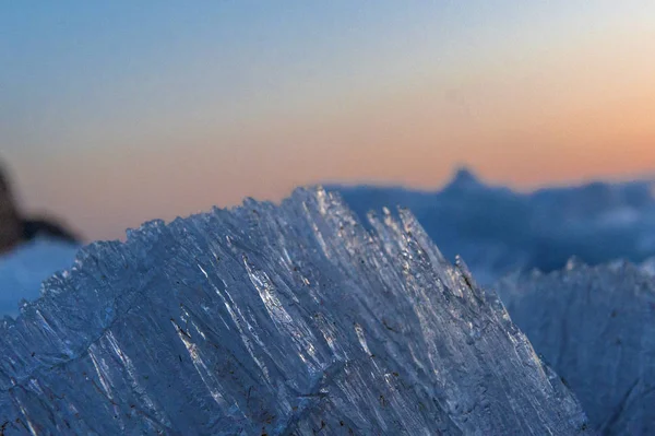 冰在贝加尔湖关闭在日落 — 图库照片