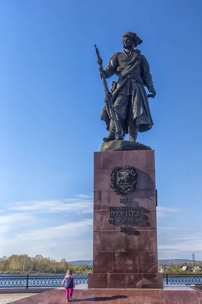 Monument au pionnier cosaque Yakov Pokhabov, qui est considéré comme — Photo