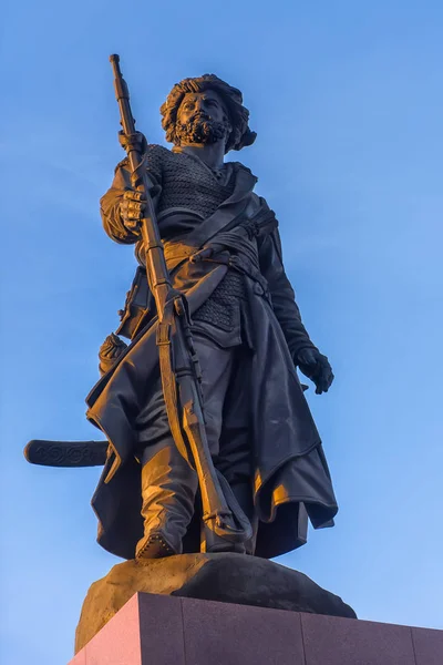 Monument voor de Kozakken pionier Yakov Pokhabov, die gezioen — Stockfoto