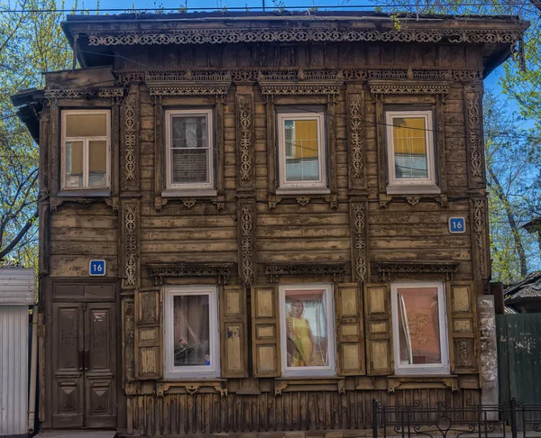 Sibirya ahşap mimarisi. Sokaklarda ahşap evler — Stok fotoğraf