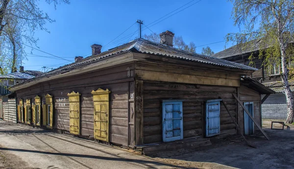 Holzarchitektur Sibiriens. Holzhäuser auf den Straßen in der — Stockfoto