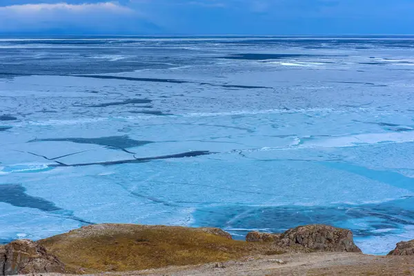 Is på Bajkalsjön och klipporna vid Cape Khoboy — Stockfoto
