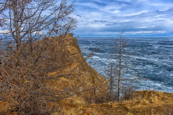 Ghiaccio sul lago Baikal e scogliere di Capo Khoboy — Foto Stock
