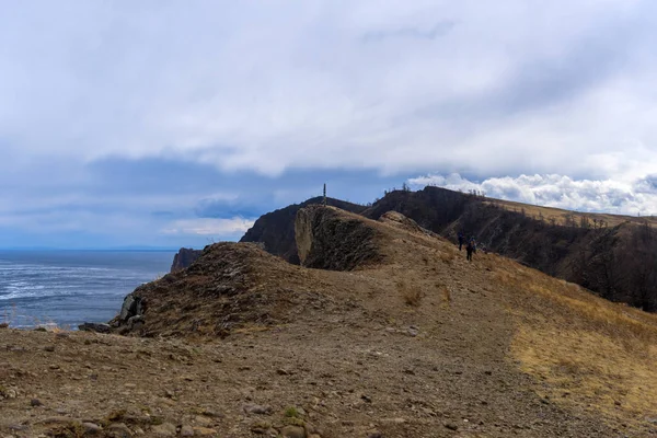 Is på Bajkalsjön och klipporna vid Cape Khoboy — Stockfoto