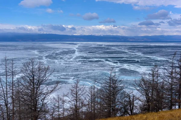 Gelo no Lago Baikal e falésias do Cabo Khoboy — Fotografia de Stock