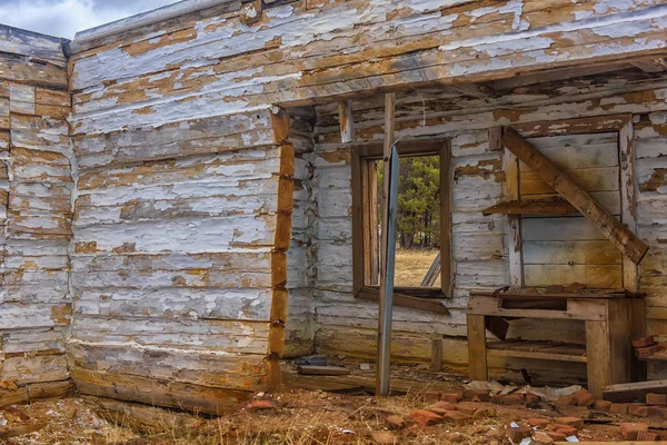 Las ruinas de una casa de madera en la playa de arena — Foto de Stock