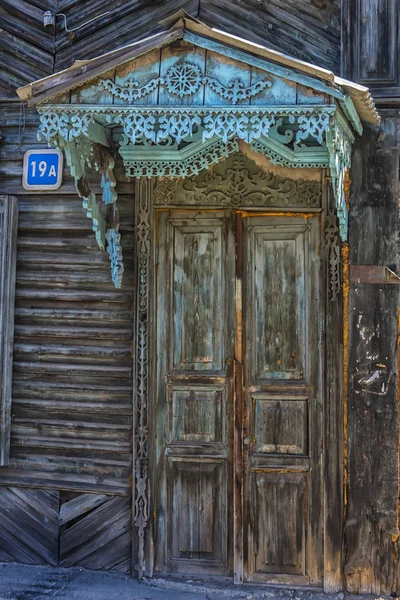 A porta da casa velha foi plantada no chão — Fotografia de Stock