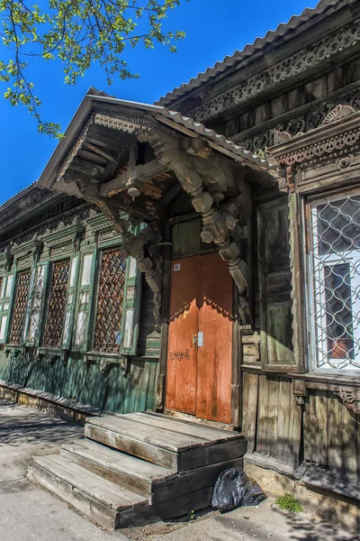 Die Tür des alten Hauses wurde in den Boden gepflanzt — Stockfoto