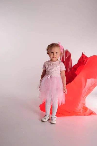Mała dziewczynka w różowej sukience w studio — Zdjęcie stockowe