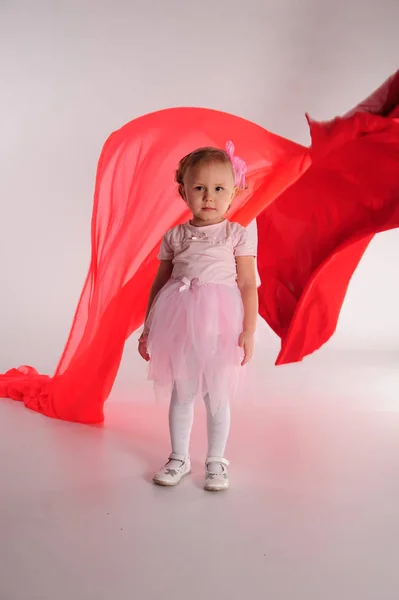 Kleines Mädchen im rosa Kleid im Atelier — Stockfoto