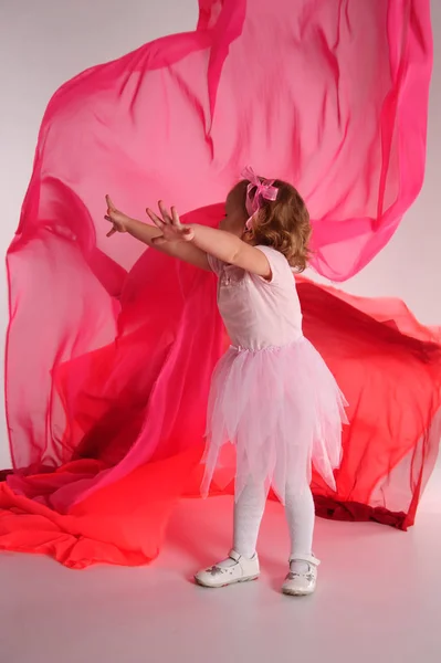 Kleines Mädchen im rosa Kleid im Atelier — Stockfoto