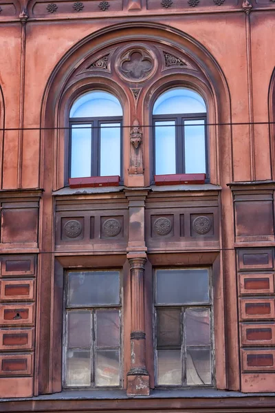 Fenster alter Häuser im historischen Zentrum der Stadt — Stockfoto