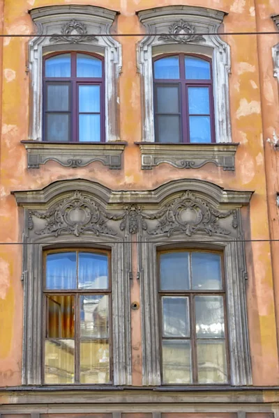 Fenster alter Häuser im historischen Zentrum der Stadt — Stockfoto