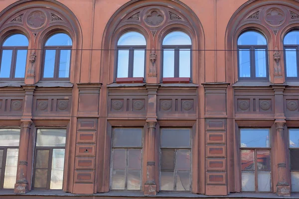 Janelas de casas antigas no centro histórico da cidade — Fotografia de Stock