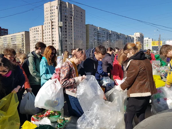 Recolección separada de residuos, activistas y voluntarios para compartir f —  Fotos de Stock