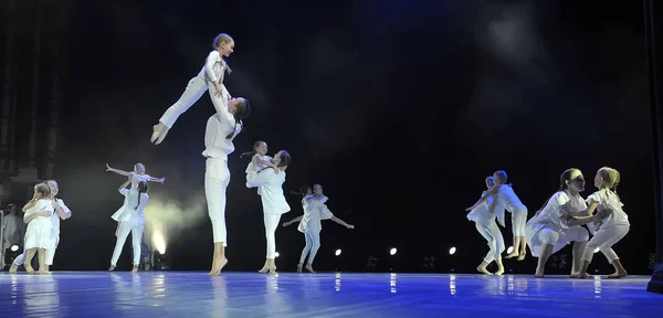 Teenagers in white dancing on stage, Open Days of Russia festiva — Stock Photo, Image