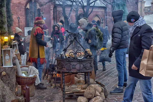 Люди покупают еду и глинтвейн на Рождественском рынке — стоковое фото