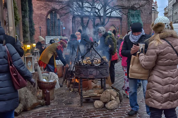 Lidé si na vánočním trhu kupují jídlo a svařené víno — Stock fotografie