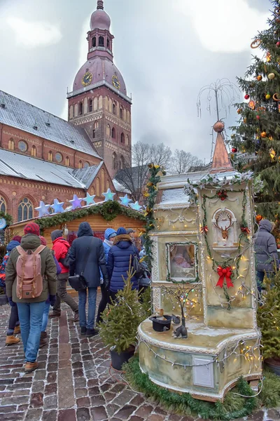 Рождественский базар на Домской площади с Рижским Домским собором — стоковое фото
