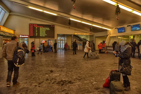 A rigai buszpályaudvar, üzletek és váróhelyek helyiségei — Stock Fotó