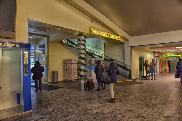 Las instalaciones de la estación de autobuses de Riga, tiendas y zonas de espera — Foto de Stock