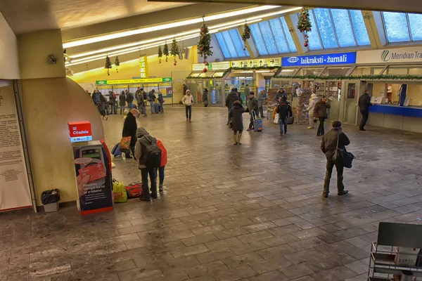 Las instalaciones de la estación de autobuses de Riga, tiendas y zonas de espera — Foto de Stock