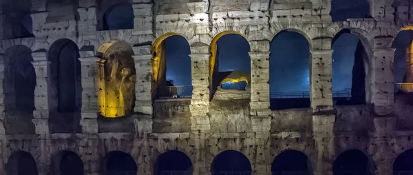 Details van de bogen die deel van het gigantische Colosseum in ROM vormen — Stockfoto