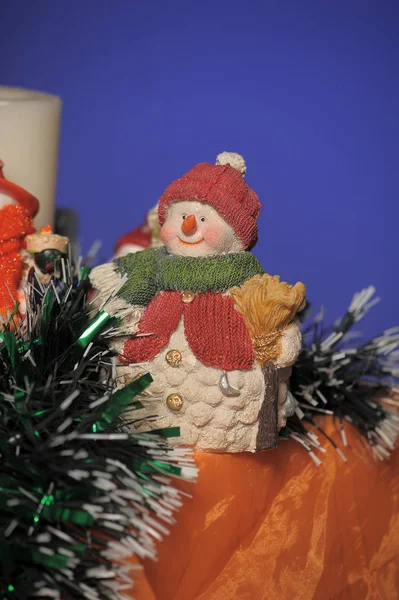 Speelgoed sneeuwpoppen in hoeden — Stockfoto