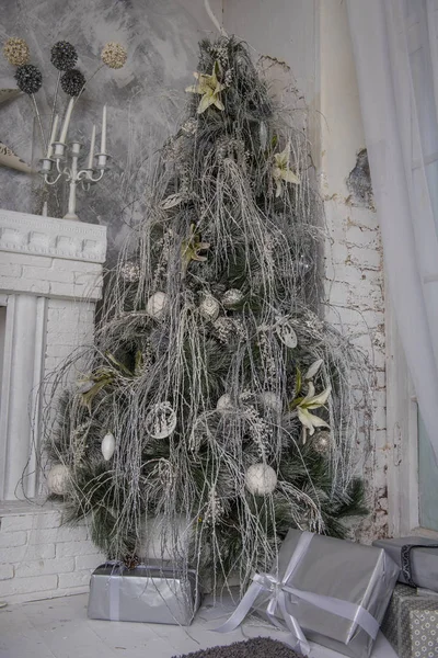 Arbre de Noël décoré en blanc et cadeaux — Photo