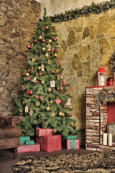 Arbre de Noël décoré et cheminée — Photo