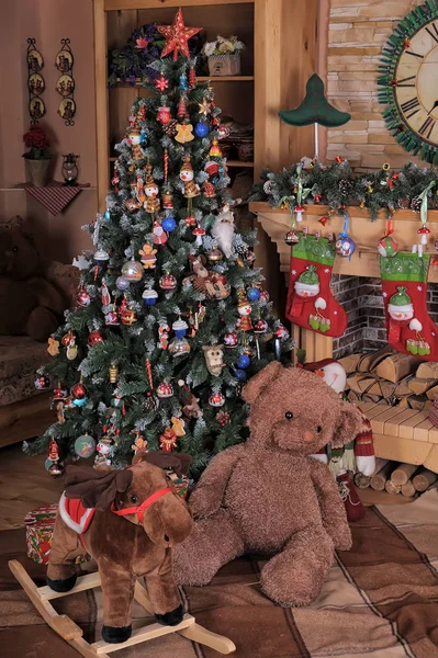 Christmas tree decorated in the interior — Stock Photo, Image