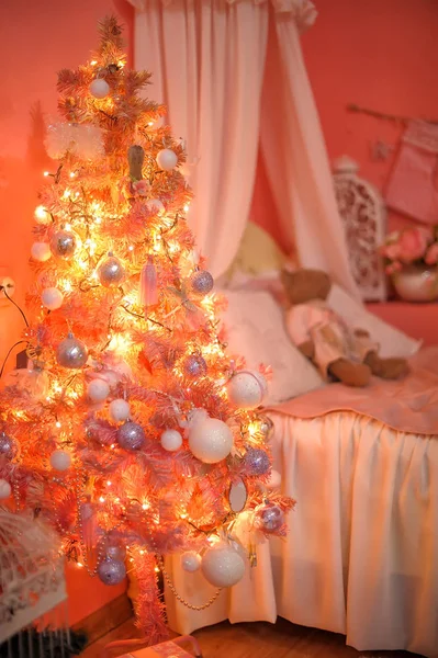 Christmas orange with pink christmas tree in the interior — Stock Photo, Image