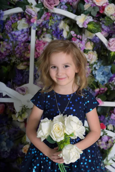 Niña en un vestido azul con destellos, niño feliz con una sonrisa y —  Fotos de Stock