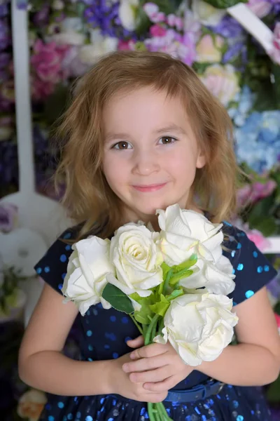Κορίτσι σε ένα μπλε φόρεμα με λάμψη, χαρούμενο παιδί με χαμόγελο και — Φωτογραφία Αρχείου