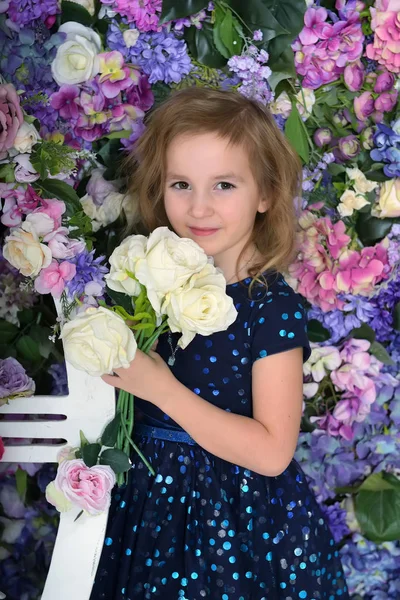 Menina em um vestido azul com brilhos, criança feliz com um sorriso e — Fotografia de Stock