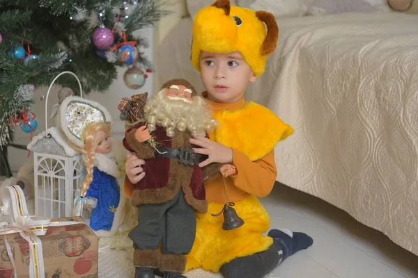 Junge im Hundekostüm an Weihnachten — Stockfoto