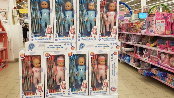 儿童用品商店里的玩具娃娃 — 图库照片