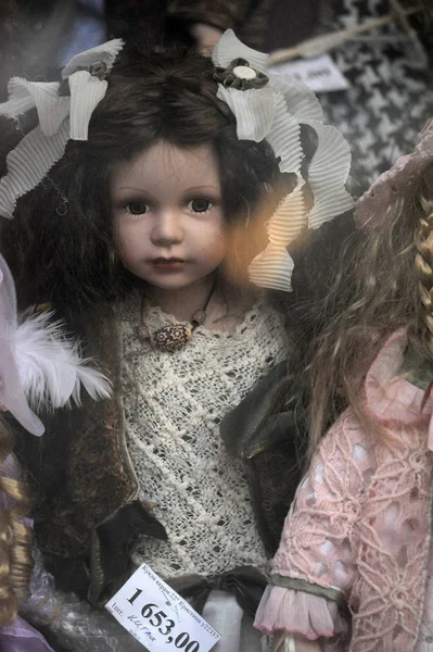 Vintage κούκλες σε μια βιτρίνα — Φωτογραφία Αρχείου