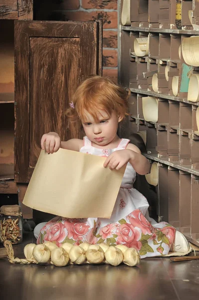 Red-haired girl with a sheet of paper in her hands in a vintage — 스톡 사진