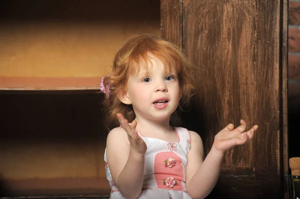 Vermelho de cabelos menina espalhando seus braços surpreso — Fotografia de Stock