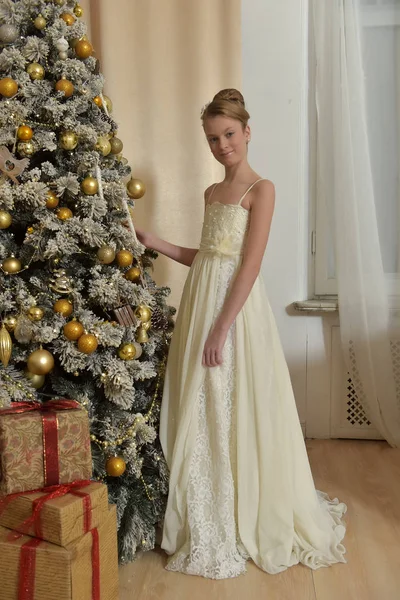 Belle jeune fille avec coiffure de soirée dans une robe blanche par — Photo