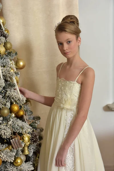 Hermosa joven con peinado de noche en un vestido blanco por — Foto de Stock