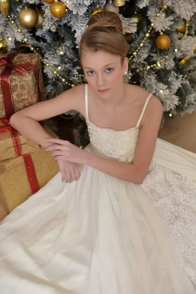 Hermosa joven con peinado de noche en un vestido blanco por — Foto de Stock