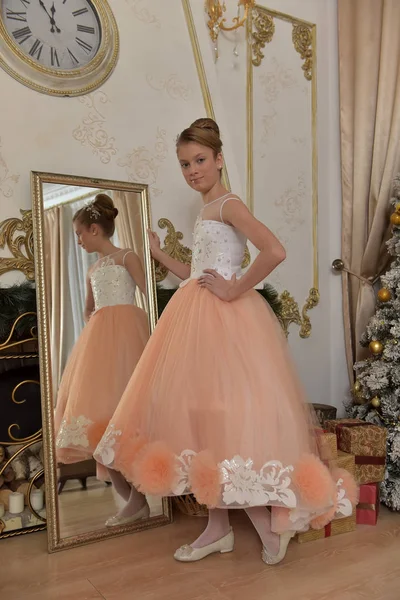 Belle jeune fille avec coupe de cheveux du soir en rose avec blanc un — Photo