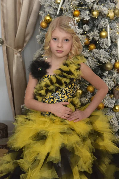 Principessa bionda in elegante abito nero festivo con un dre giallo — Foto Stock