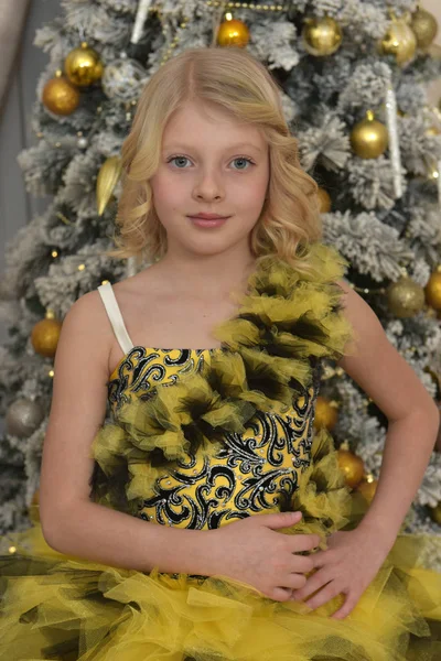 Blonde princess in elegant black festive dress with a yellow dre — Stock Photo, Image