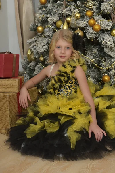 Princesa loira em vestido festivo preto elegante com um dre amarelo — Fotografia de Stock