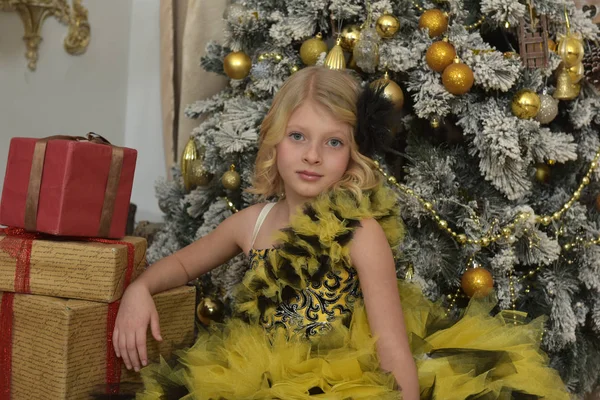 Blondýny princezna v elegantní černošky slavnostní šaty se žlutým dre — Stock fotografie